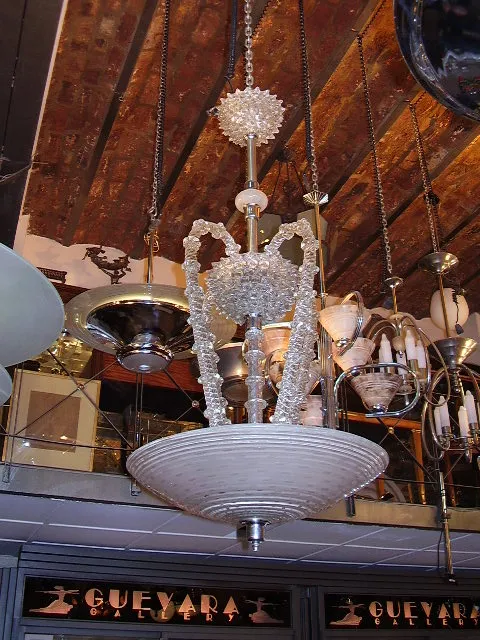 Ancien lustre avec un design complexe dans un cadre décoratif