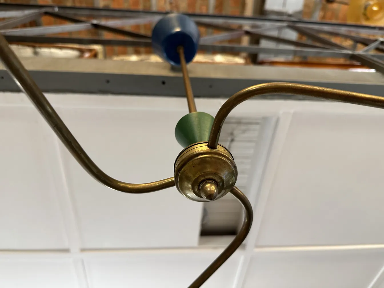 lampada a sospensione antica con dettagli colorati e sfondo