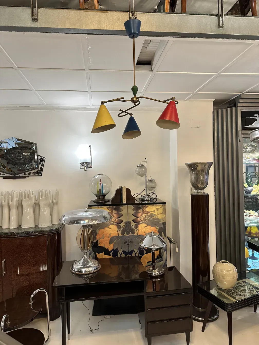 antikvarnaya podvesnaya lampa s yarkimi tsvetami v elegantnoy obстановke