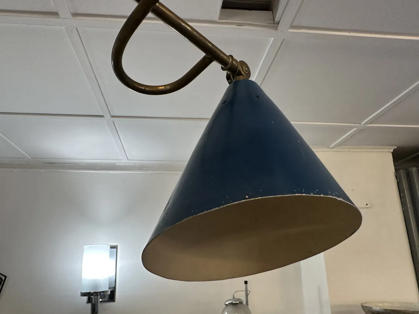 Lampada a sospensione antica con design conico blu, atmosfera accogliente.