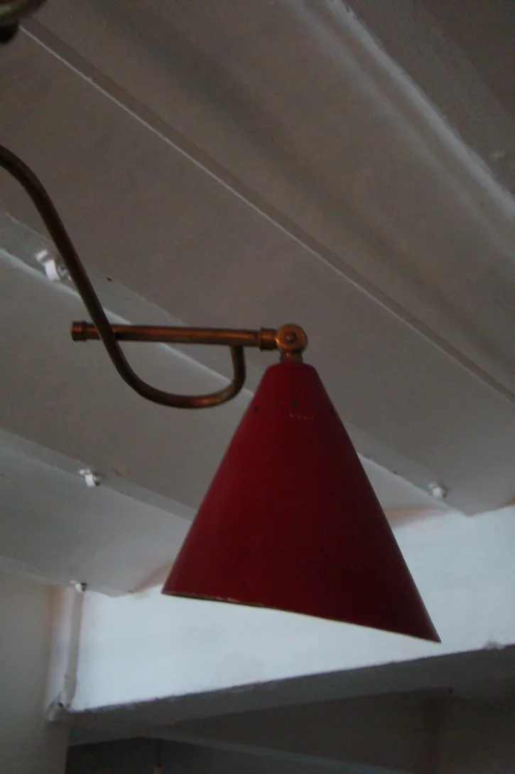 lampara de techo antigua en forma de cono color rojo