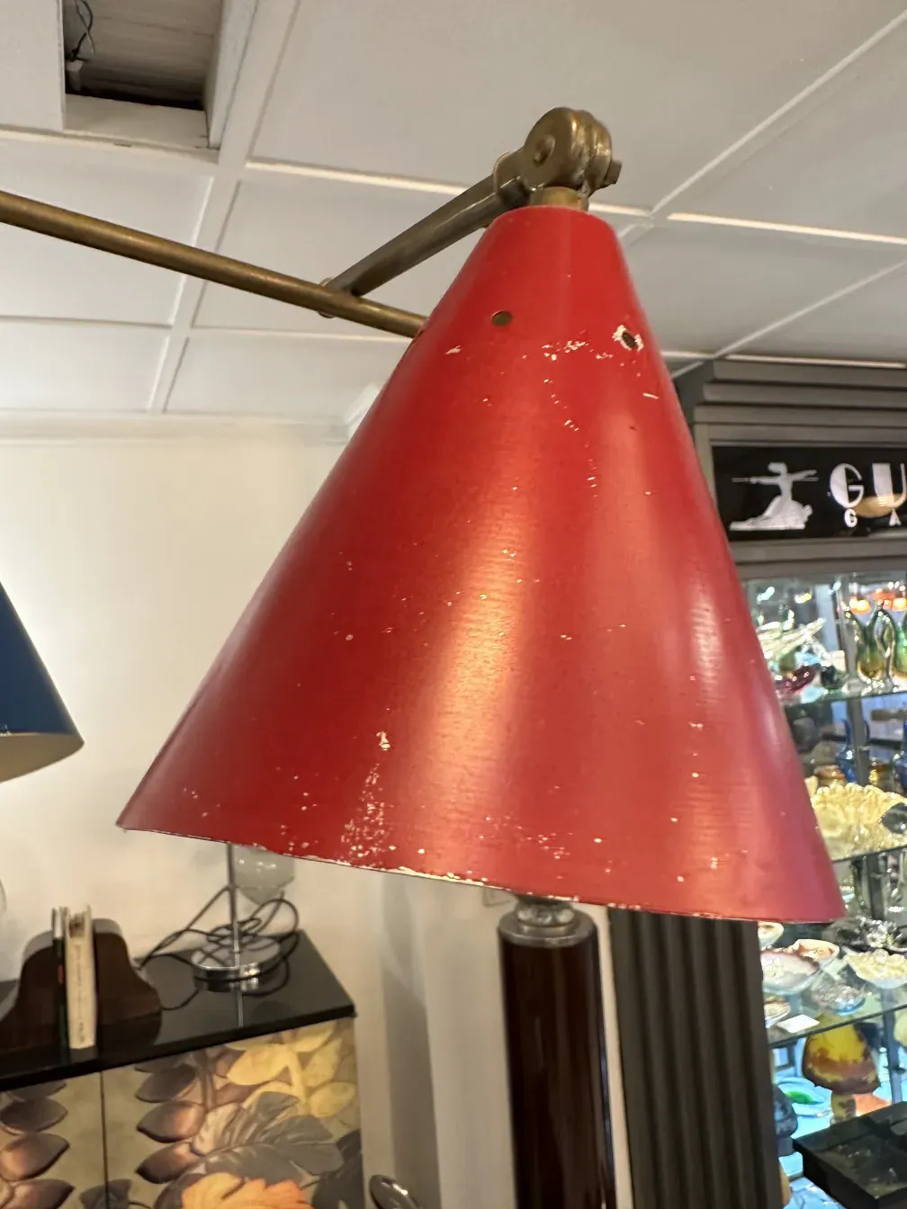 lustre ancien avec abat-jour rouge et bras articulé, Boris Lacroix
