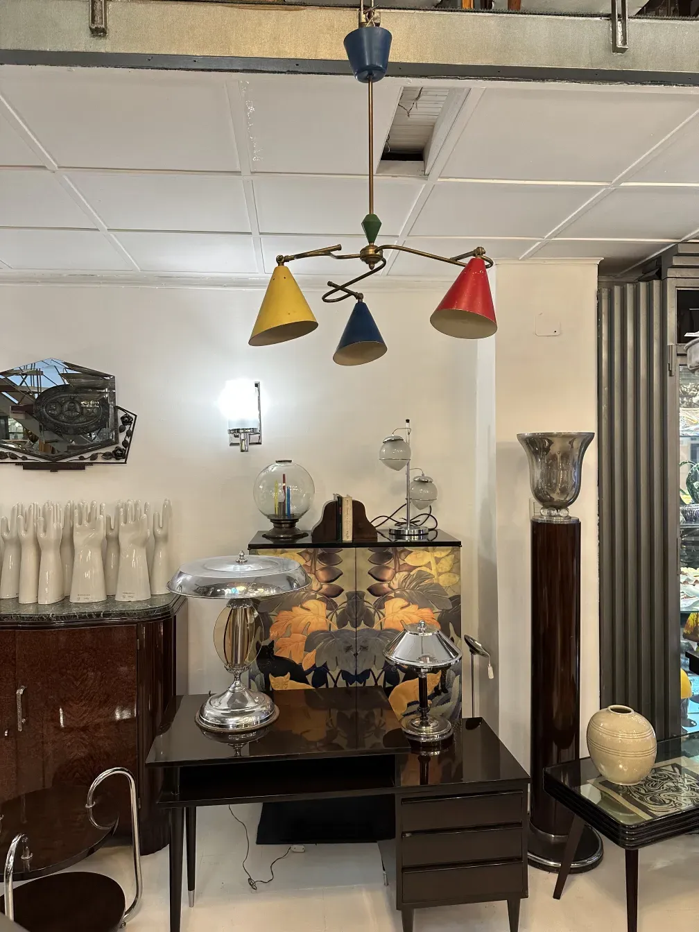 Lustre ancien avec des couleurs vives, ambiance moderne.