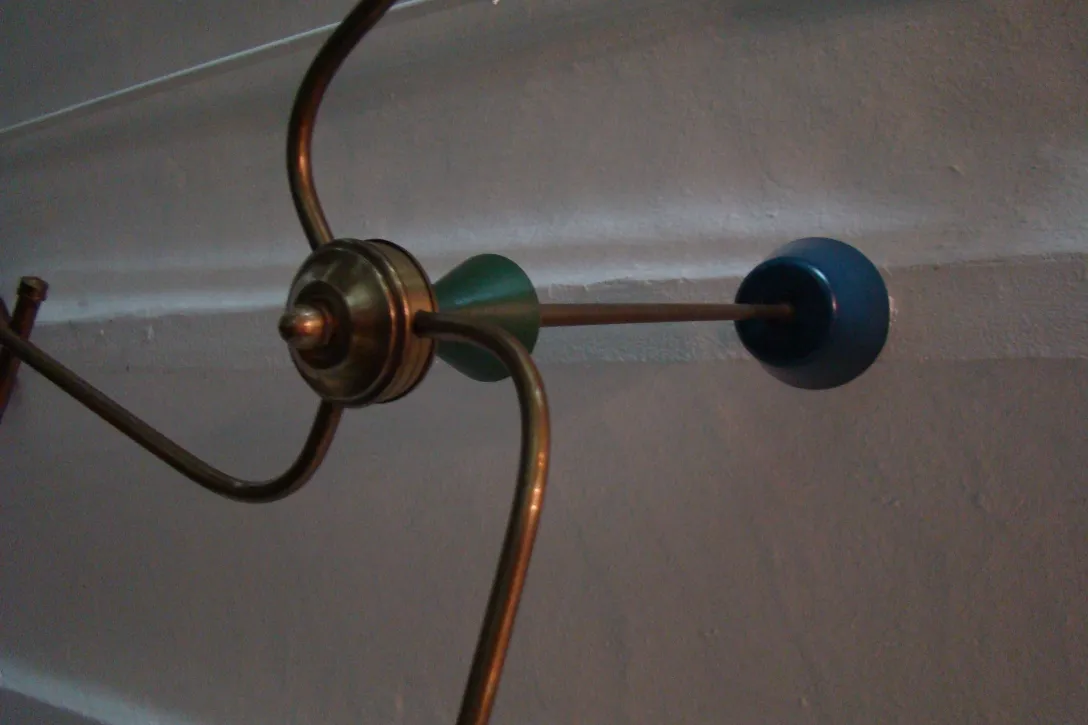 Lampada a sospensione antica di Boris Lacroix con dettagli colorati.