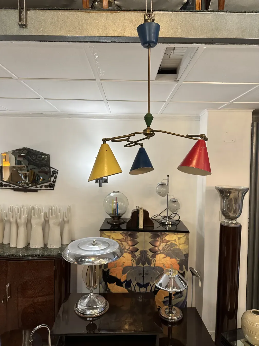 lustre ancien avec nuances colorées, ambiance rétro, Boris Lacroix.