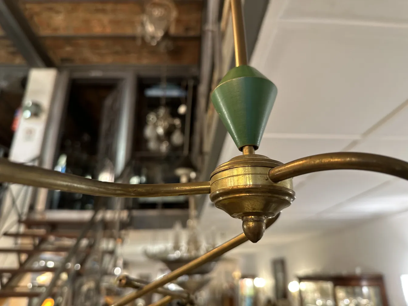 Lustre ancien avec des détails ornementaux, ambiance chaleureuse.