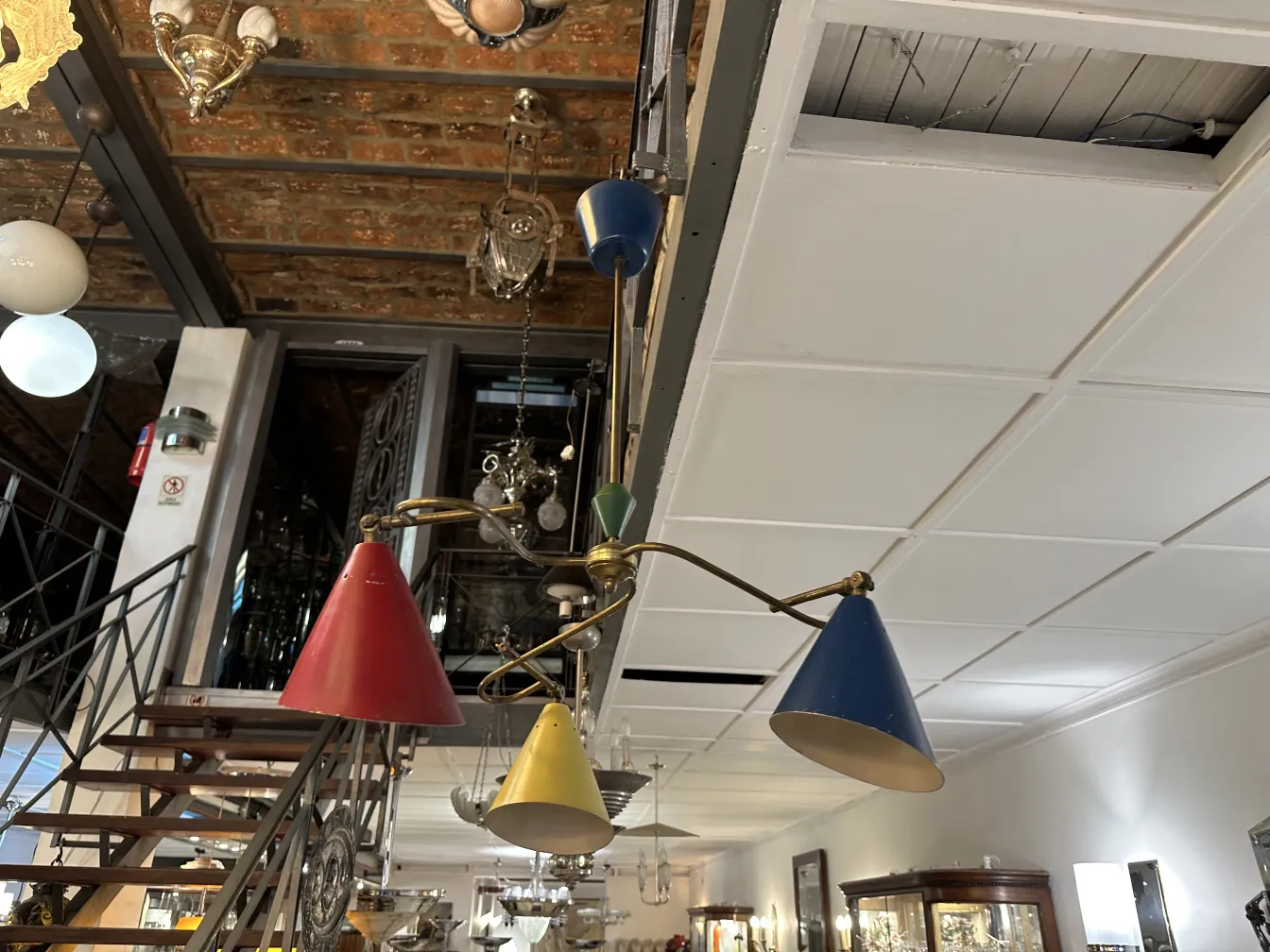 带有红色、黄色和蓝色灯罩的古董吊灯，周围是古董环境