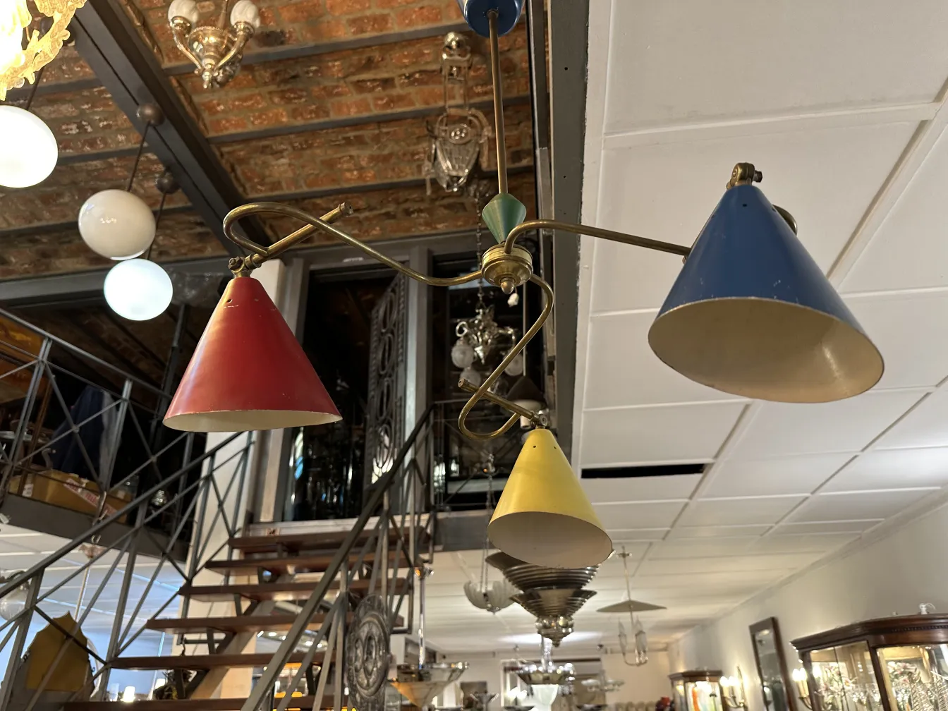 lampada de teto antiga com sombras vermelha, azul e amarela