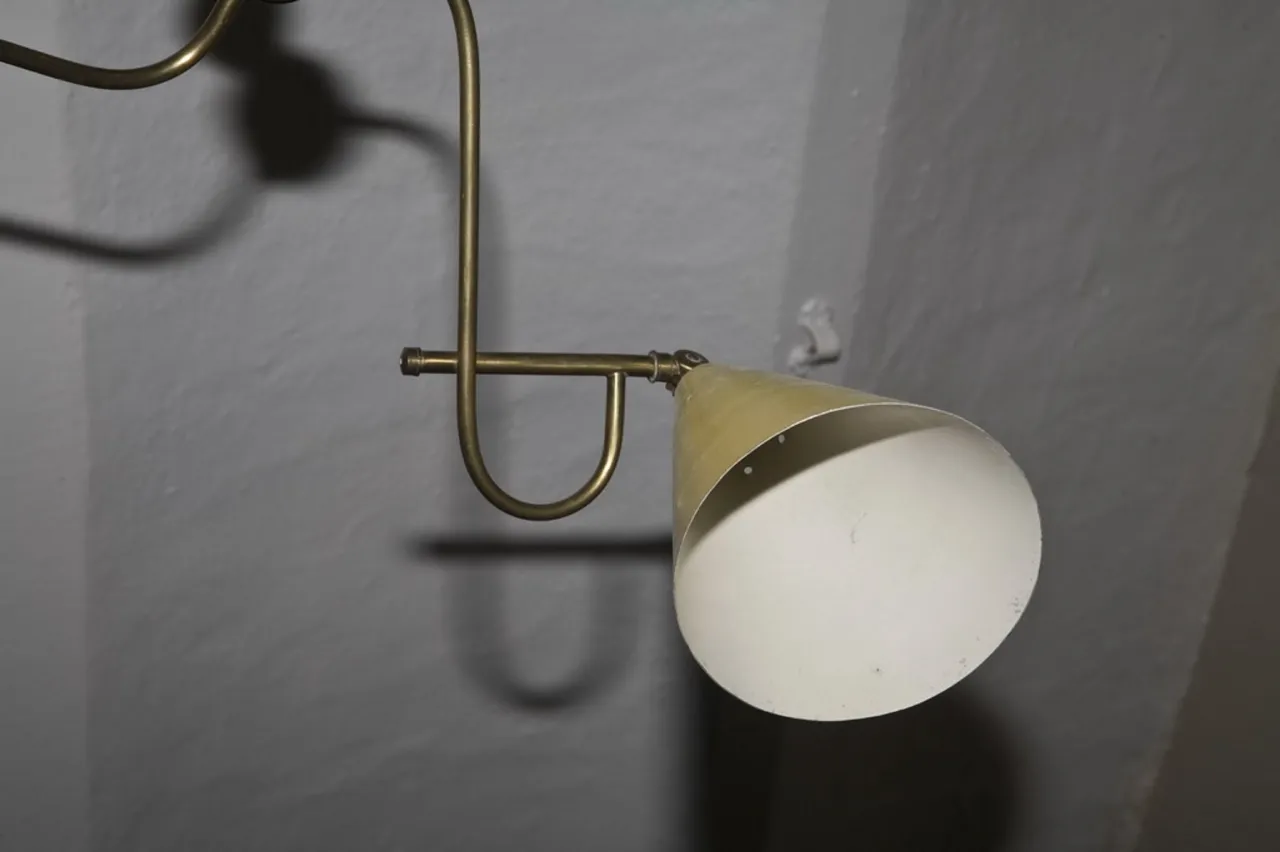 Lâmpada de teto antiga com design minimalista e detalhes em latão, perfeita para ambientes nostálgicos.