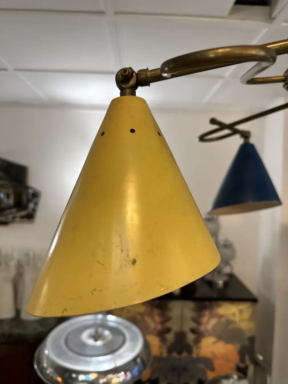 lampada a sospensione antica di colore giallo in un ambiente decorato