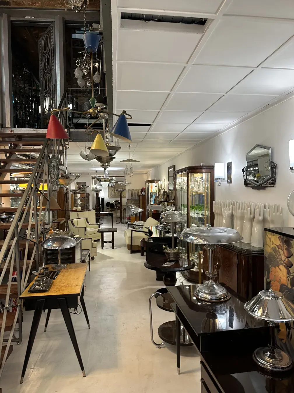 antike Hängelampe in Rot und Blau in einem Geschäft