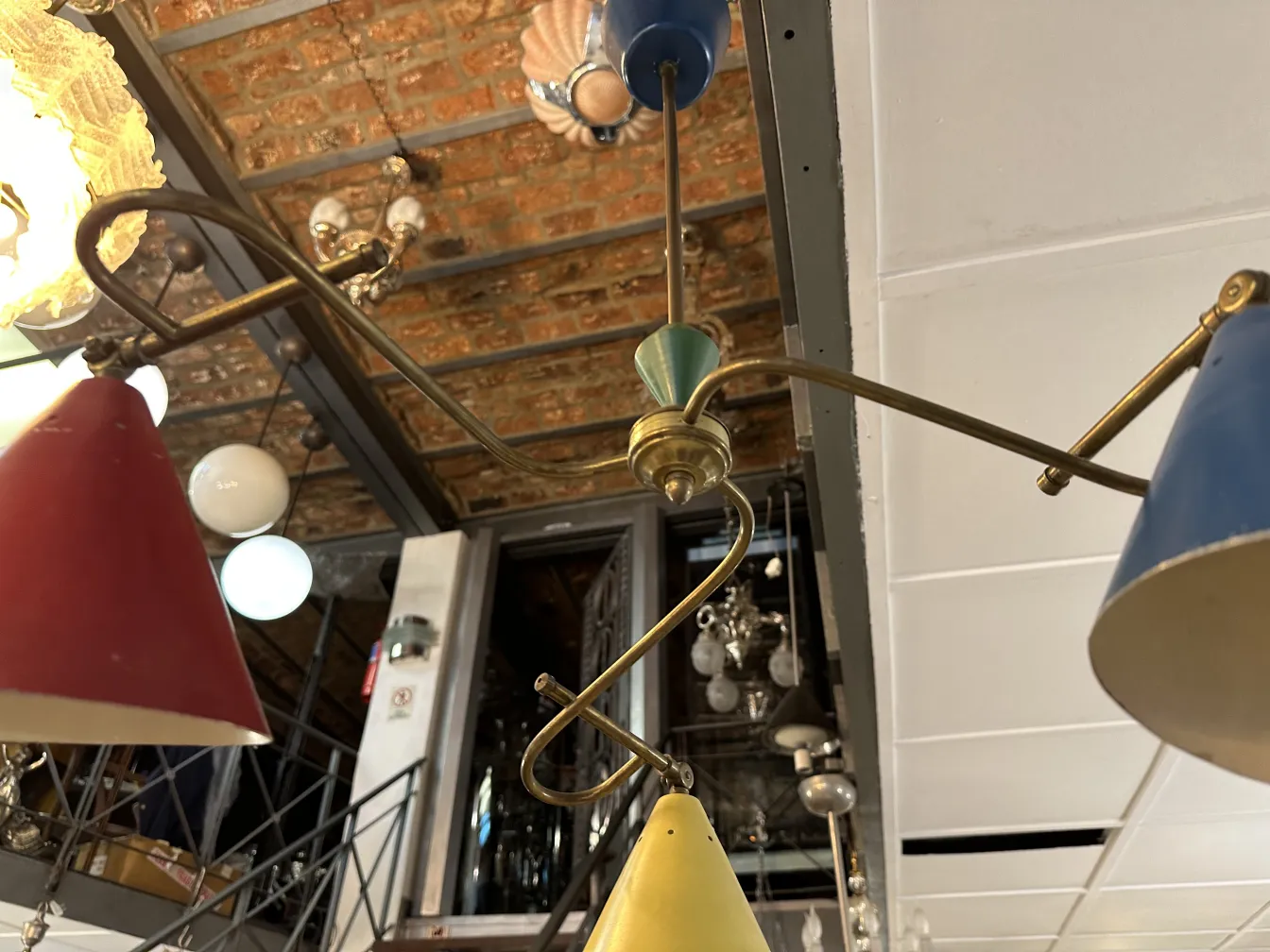 مصباح معلق قديم بألوان مختلطة