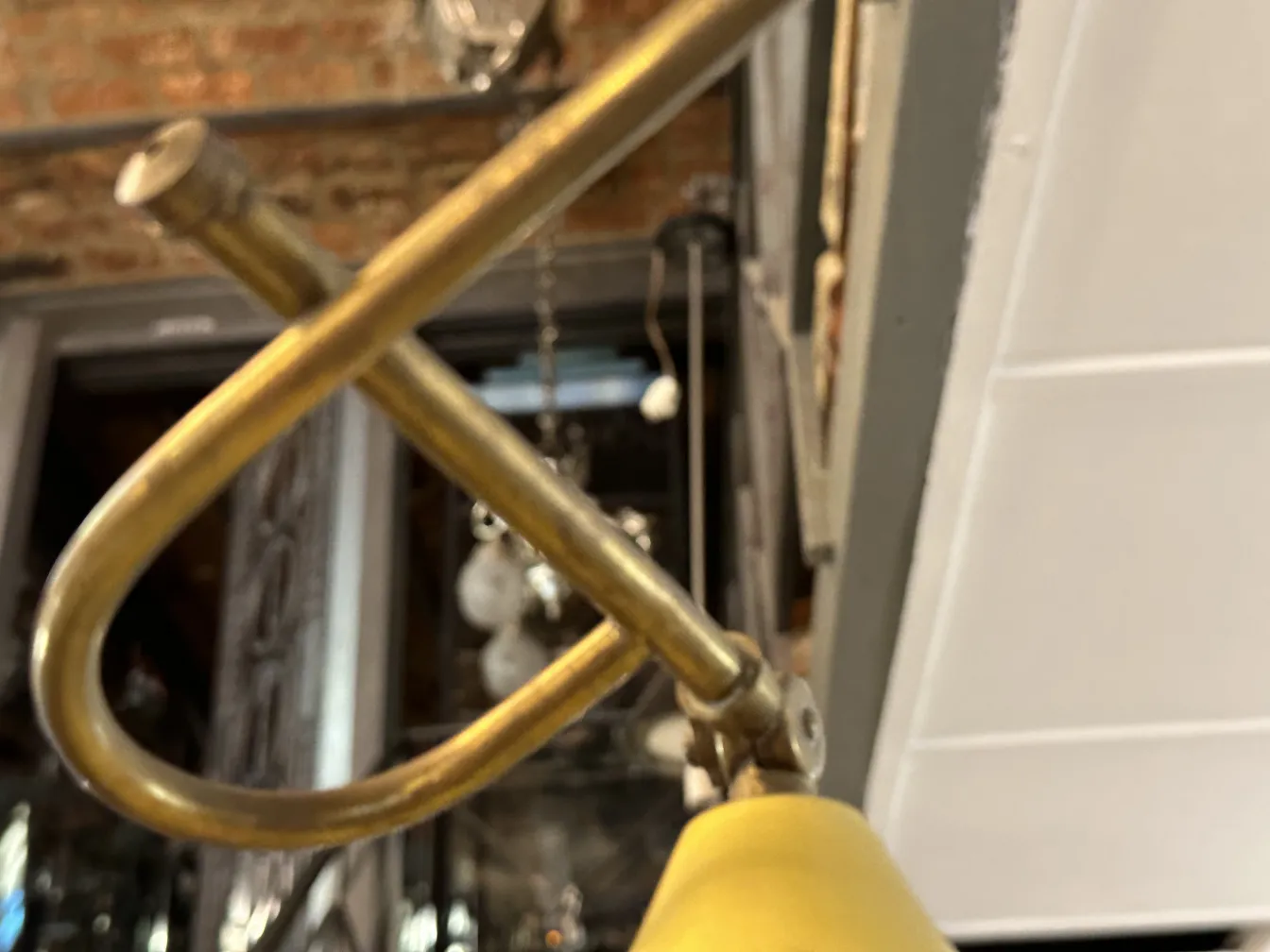 lampada de teto antiga com design elegante e detalhe dourado