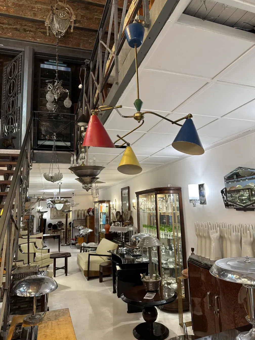 विशिष्ट डिजाइन के साथ रंगीन प्राचीन लटकता हुआ दीपक।