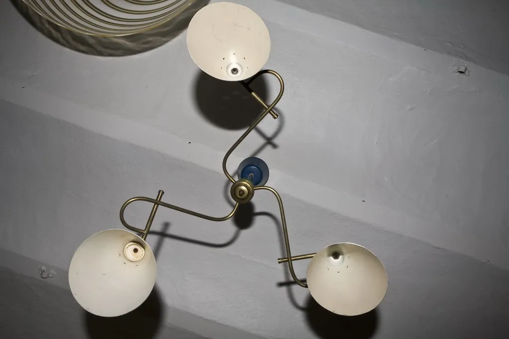 lámpara de techo antigua con tres luces en forma curvada