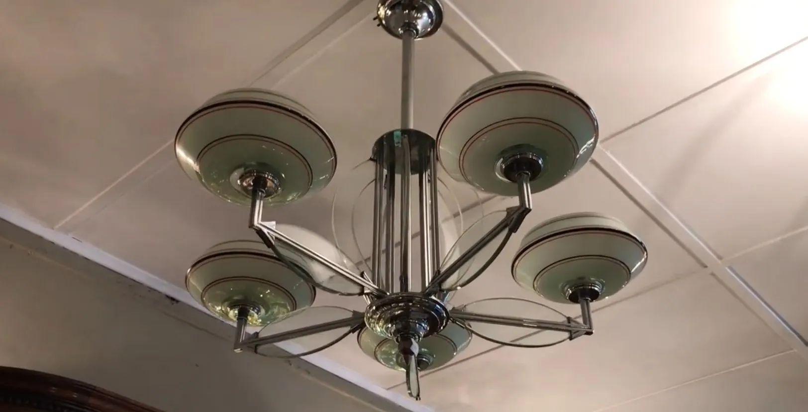 Lampada a sospensione antica con paralumi verdi e dettagli metallici