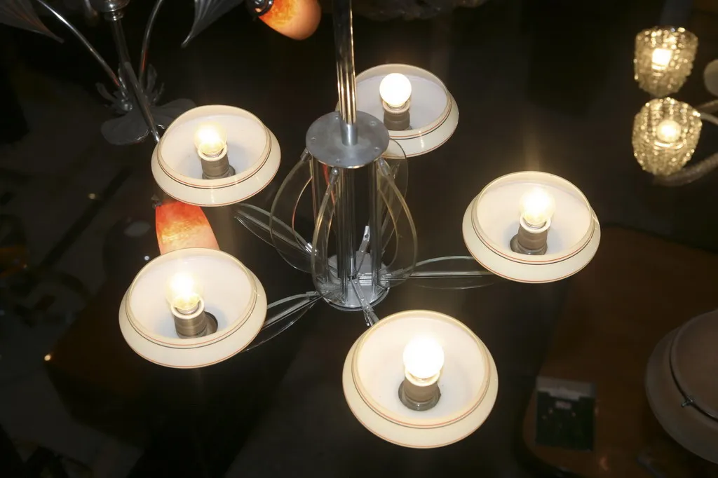 lámpara de techo antigua con varias luces encendidas