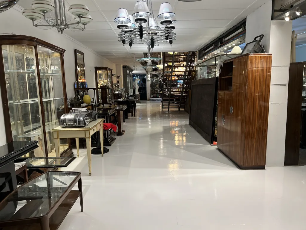 lustre antique dans un environnement de collectionneur avec des vitrines