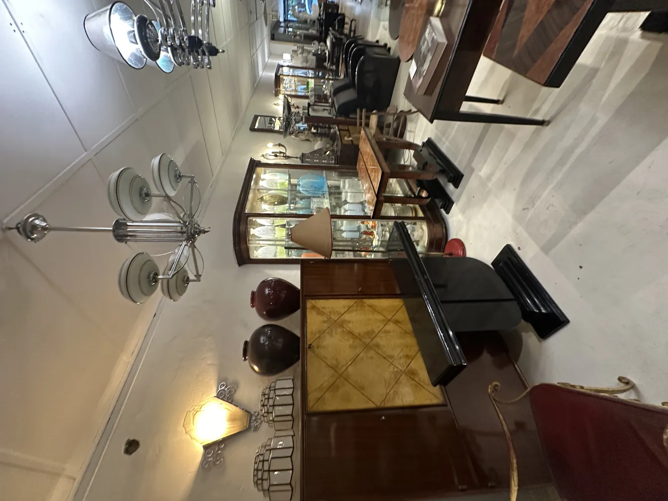 Lámpara de techo antigua con diseño clásico, ilumina un ambiente elegante