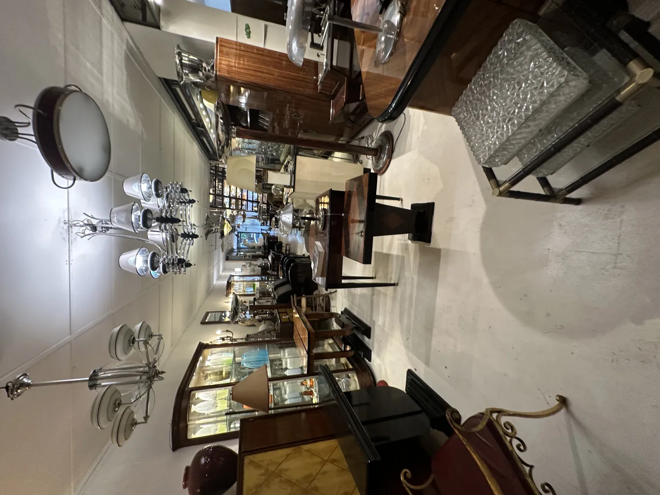 Lâmpada de teto antiga em um ambiente elegante