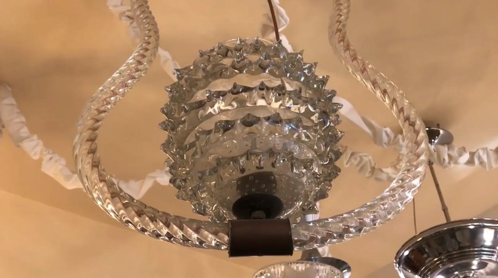 lampada de teto antiga com design elegante e detalhes claros em um ambiente clássico