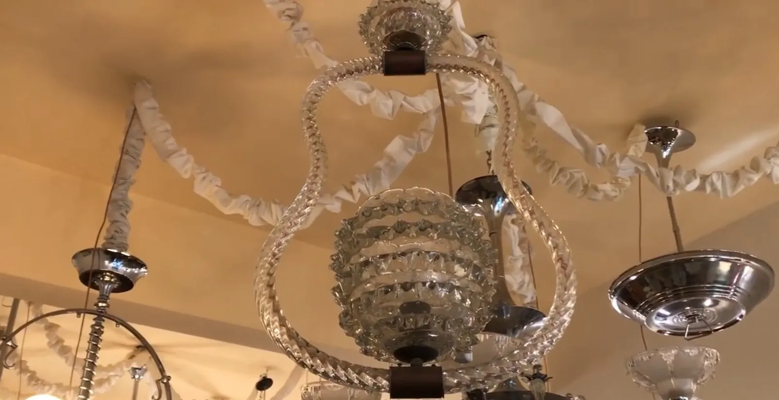 lampara de techo antigua con cristal y diseño elegante, mazzega murano, en ambiente acogedor