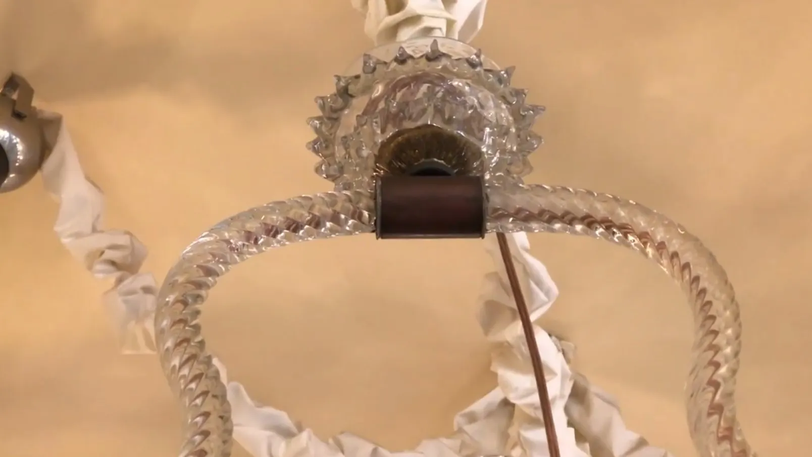 Antiga lampada de teto Mazzega Murano com design único, elegância em casa.