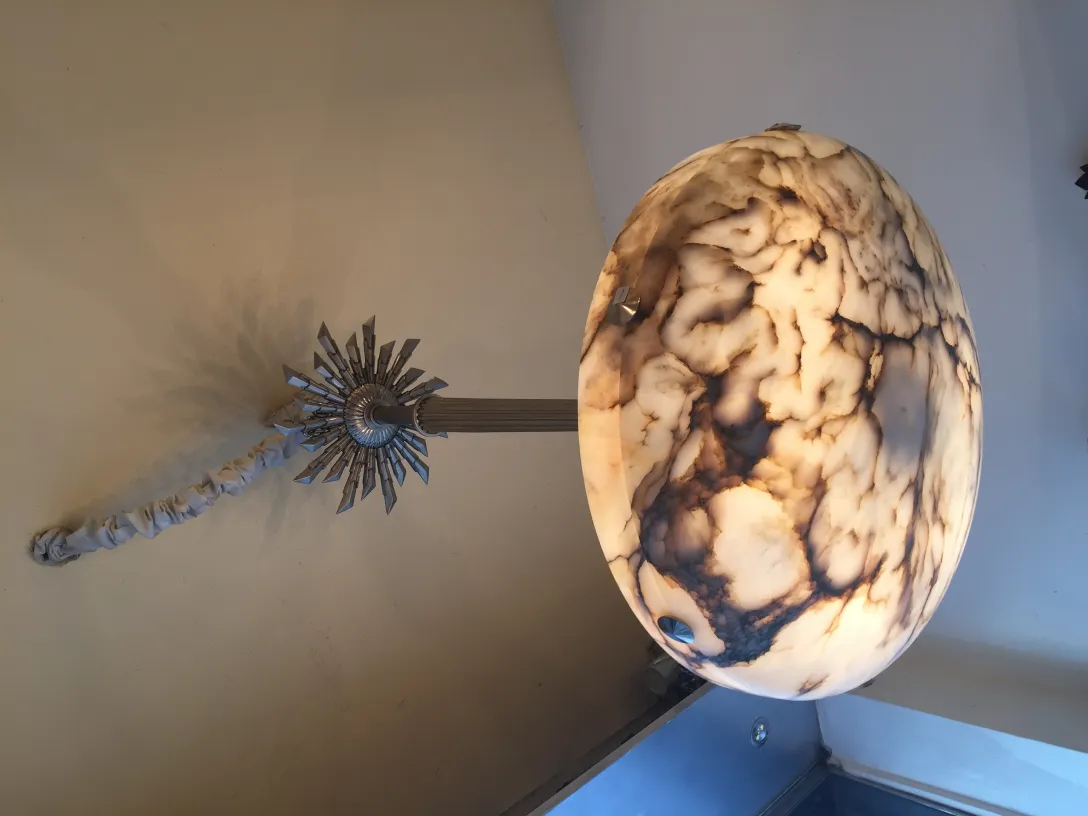 Antike Hängelampe mit einzigartigem Glasdiffusor in sanfter Umgebung.