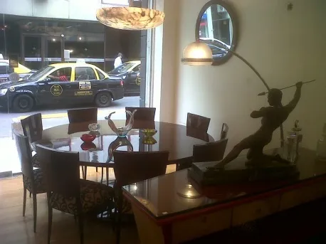 Elegante antike Hängelampe über einem Tisch, gemütliche Atmosphäre.