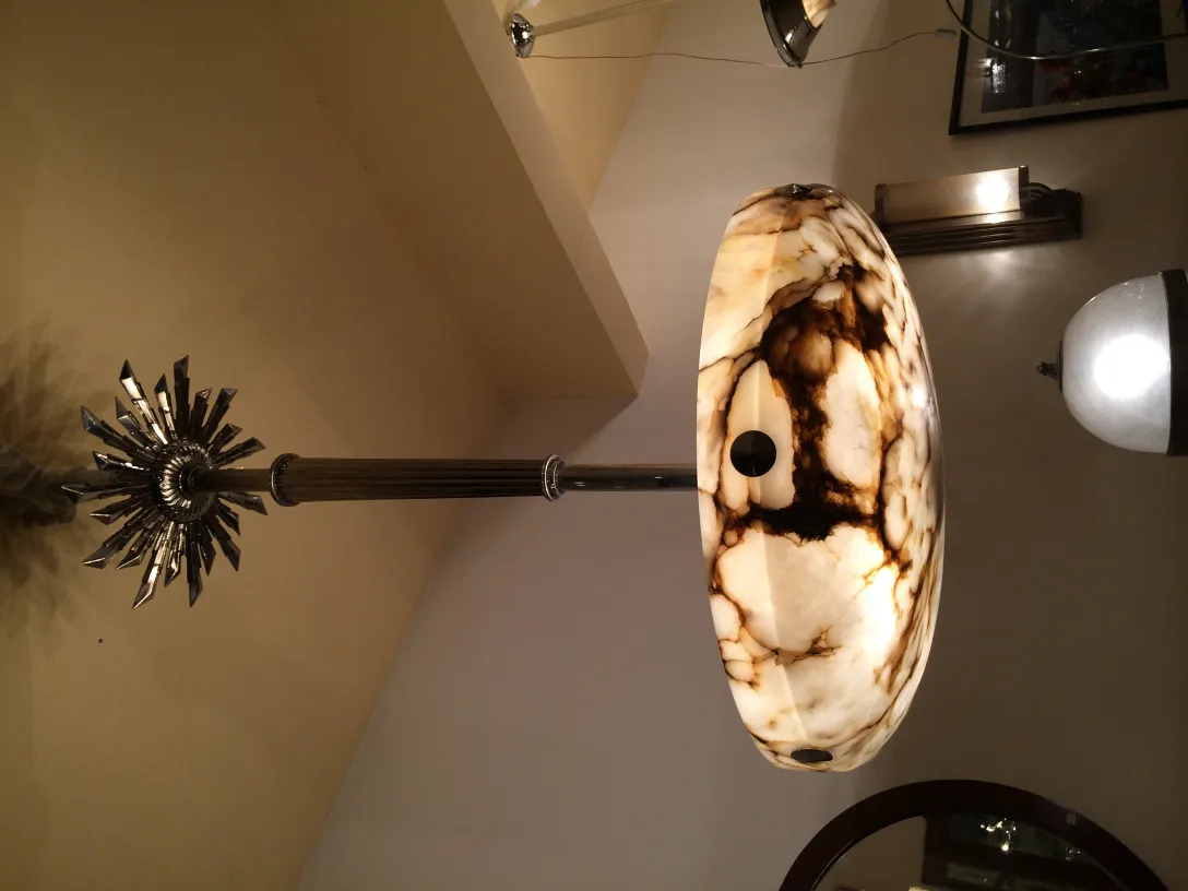 Lampada a sospensione antica con design unico, in un ambiente accogliente.