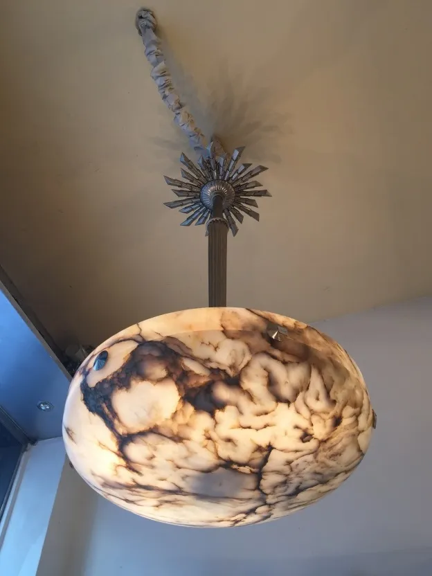 古老的石膏吊灯在温馨的环境中