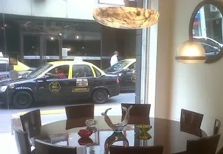 مصباح معلق قديم بتصميم فريد في بيئة دافئة.