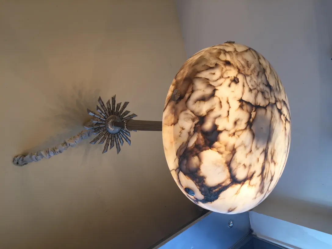 Purani latakta hua deepark jiska aakaar oval aur marbled naksha hai, puraani mahsoos