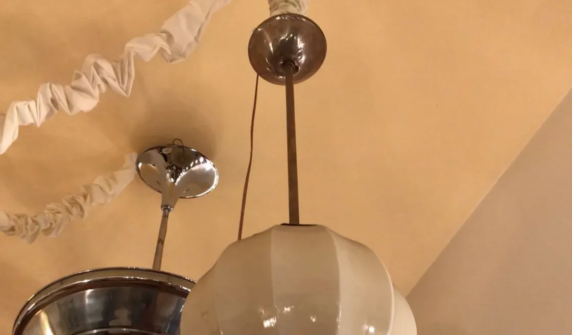 Lámpara de techo antigua de diseño clásico colgante con luces brillantes.