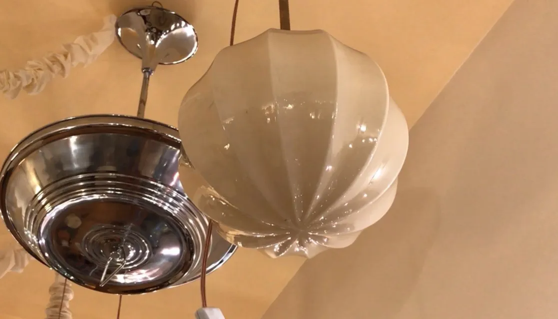 belle lampe de plafond ancienne en verre blanc avec des détails élégants