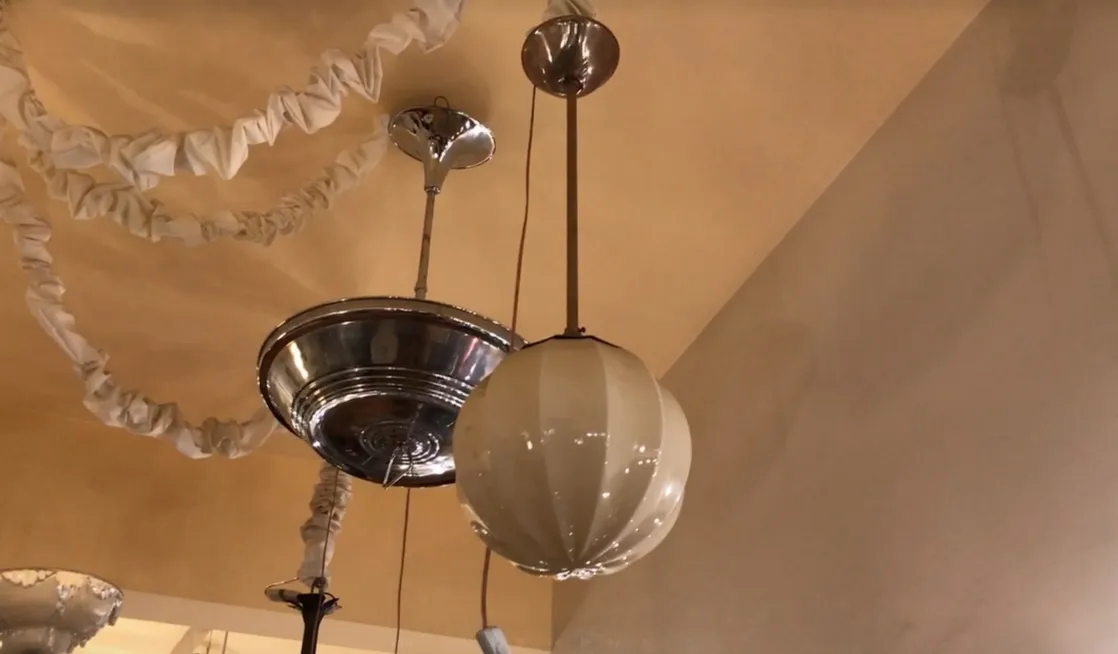 Antike Hängelampe mit klassischem Design, warmes Ambiente.