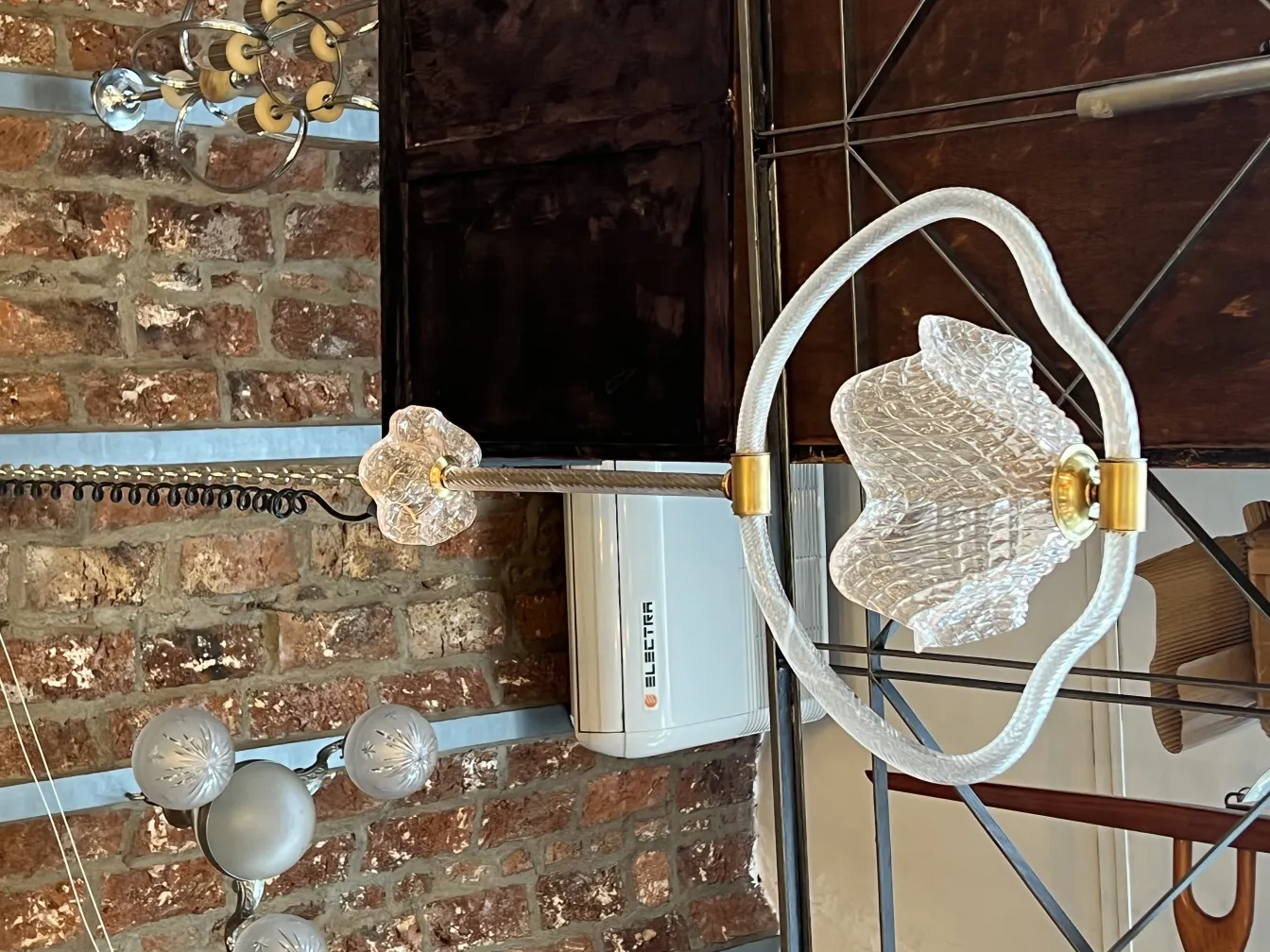 Elegante lampada a sospensione in vetro antico in un ambiente accogliente.