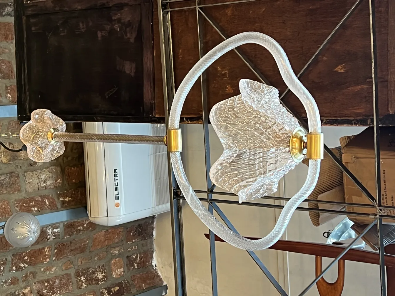 Lámpara de techo antigua con detalles en forma de flor, ambiente rústico.