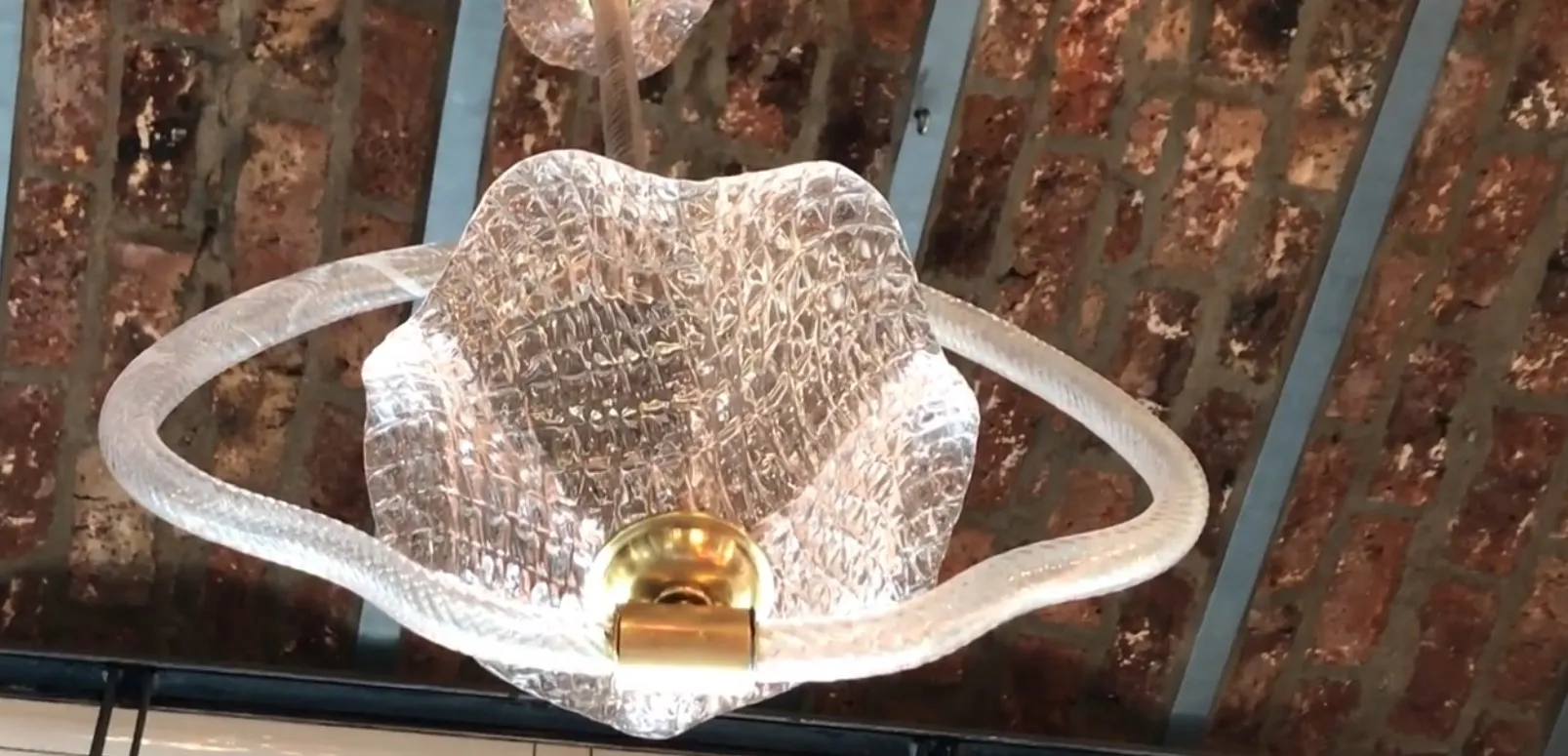 Lustre ancien en verre au design élégant, ambiance chaleureuse.