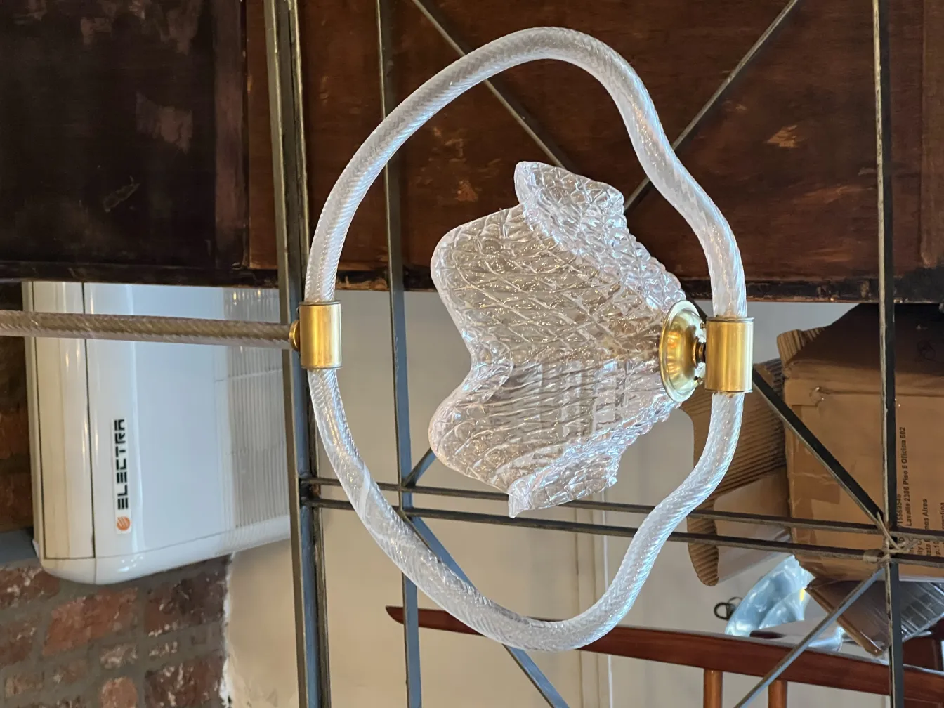 Lampada a sospensione con design unico ed elegante in un ambiente accogliente.