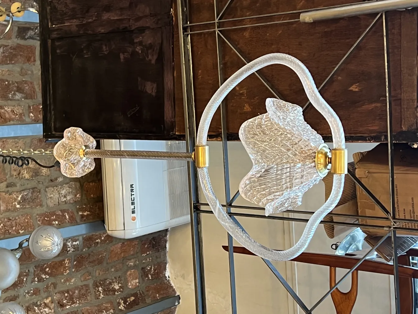 Lustre ancien avec détails en verre clair dans un environnement rustique