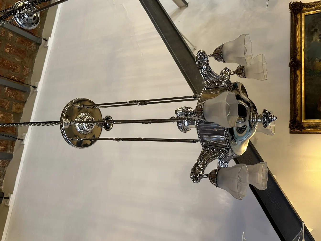 Lámpara de techo antigua con cristales en un ambiente acogedor.