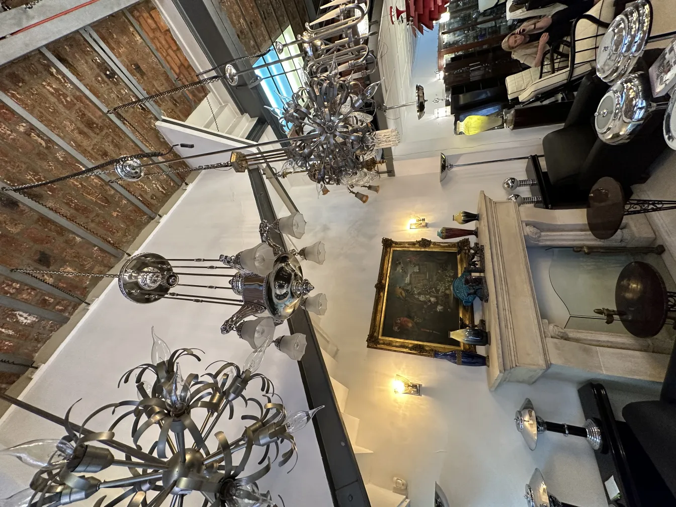 Lampada a sospensione antica con design elegante e candelabri.