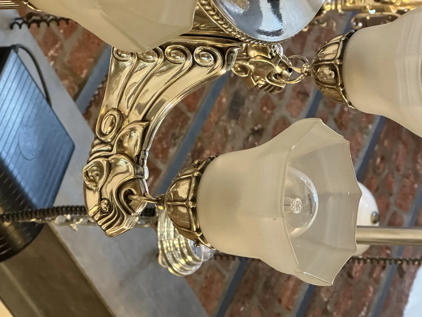 Antike Hängelampe mit verzierten Armen und mattiertem Glas