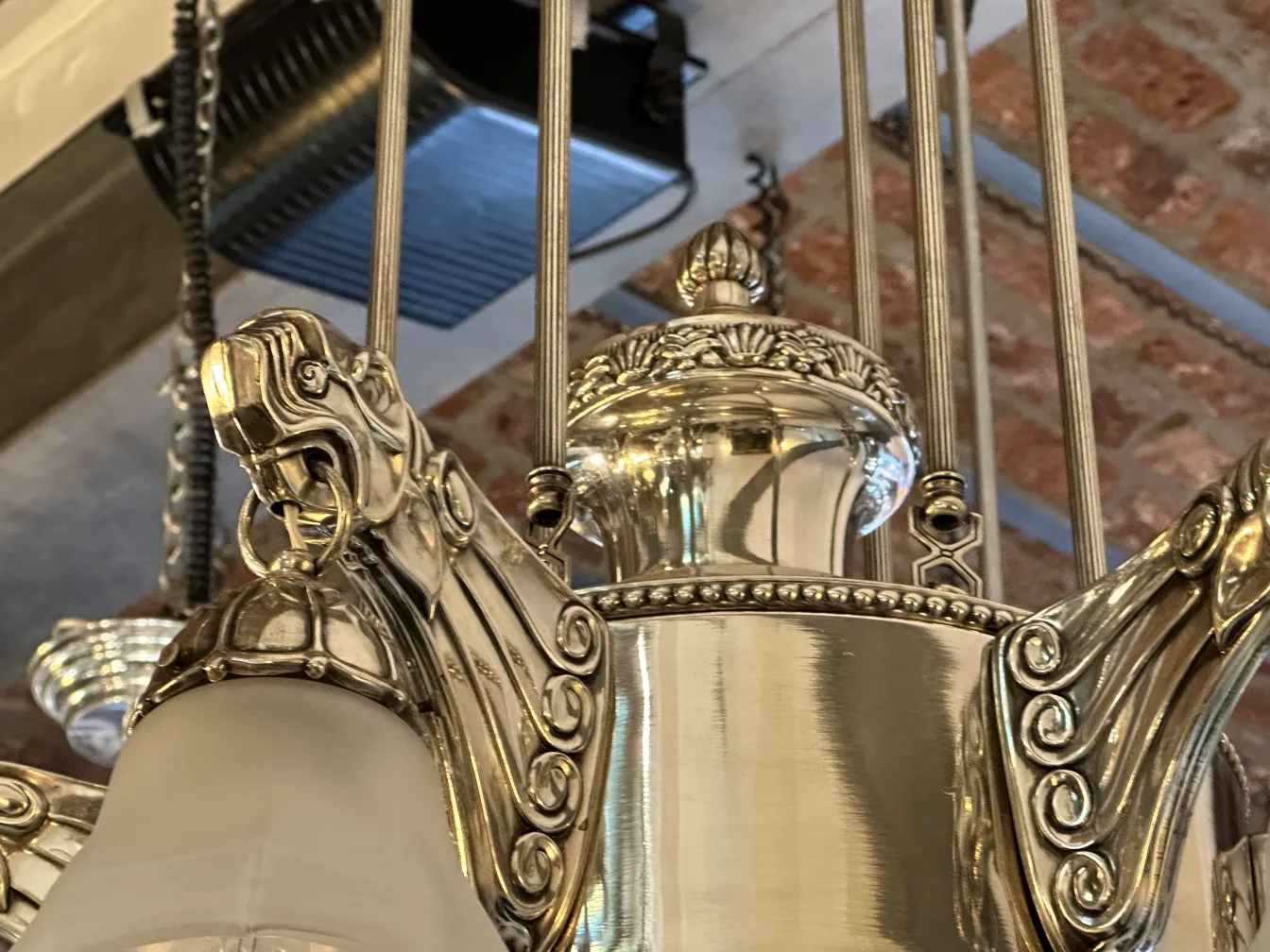 Lampada a sospensione antica con design decorativo dai colori vivaci