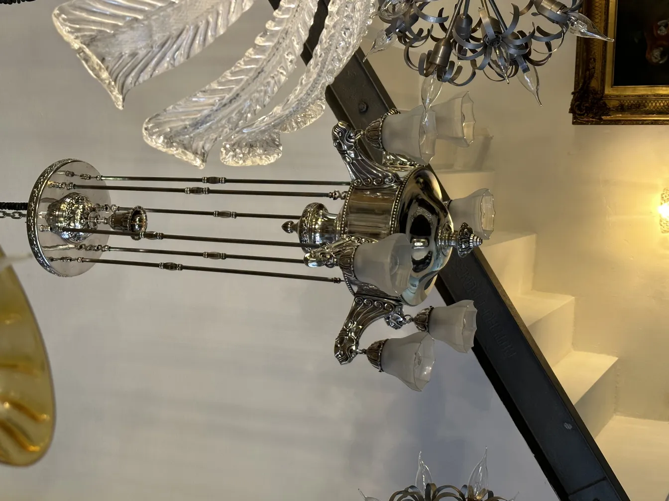 Lampada a sospensione antica con elementi in vetro trasparente, ambiente elegante.