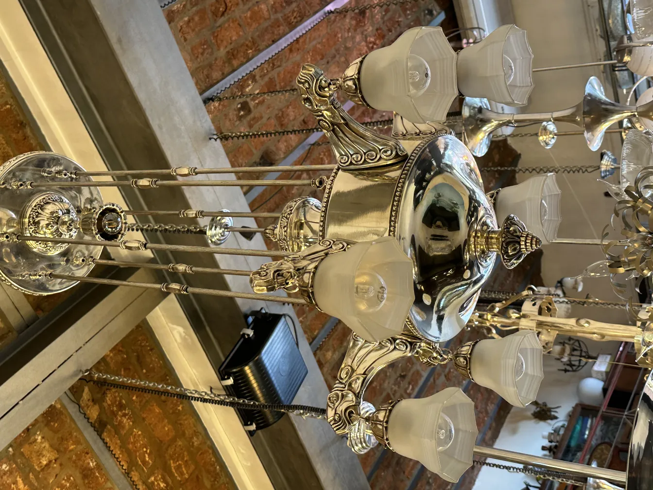 Lampada a sospensione antica con luci bianche brillanti, stile elegante.