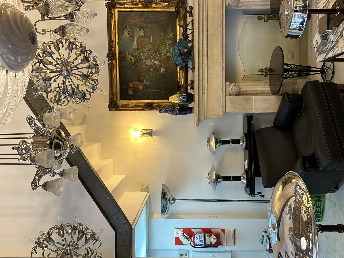 Lustre antique avec un design élégant dans un cadre classique