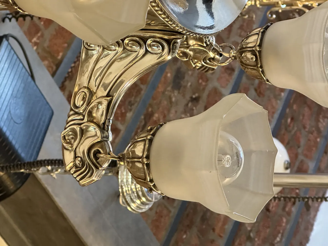 Lámpara de techo antigua con detalles ornamentales y cristal