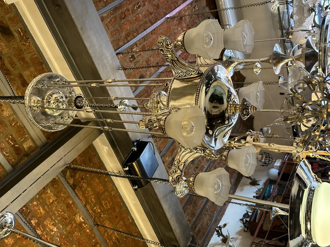 Lámpara de techo antigua con luz brillante en un ambiente clásico.